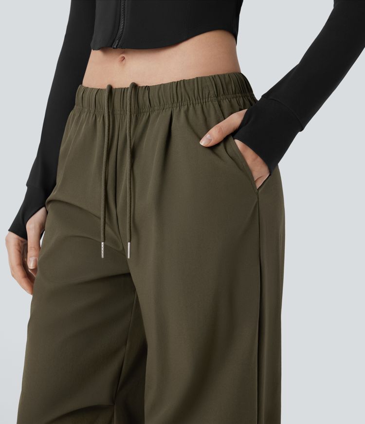 Pantalón entrenamiento holgado pierna ancha dobladillo ajustable bolsillo lateral cordón tiro bajo