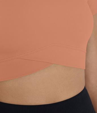 Softlyzero™ Plush Kurz geschnittenes Sportoberteil mit Crossover-Saum Softlyzero™ Plush Kurz geschnittenes Sportoberteil mit Crossover-Saum