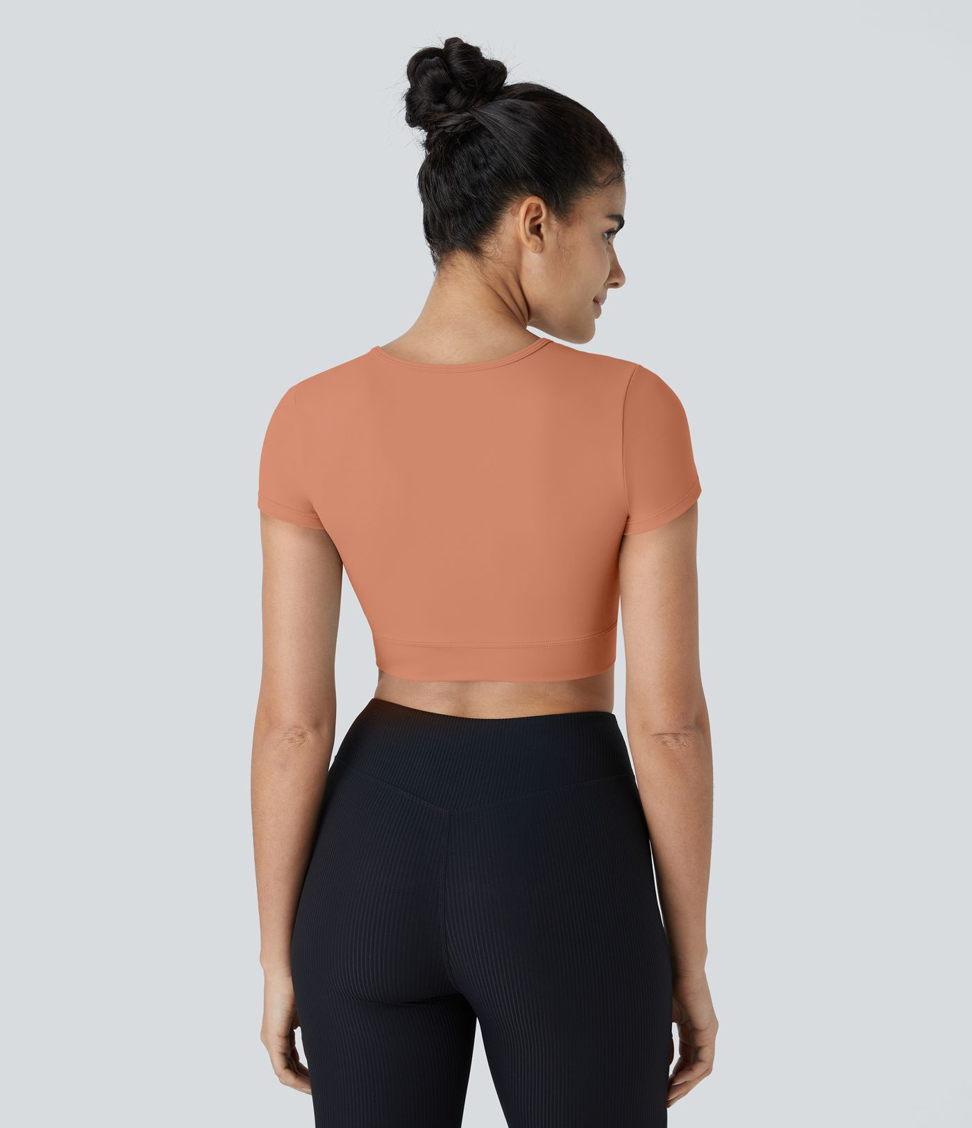 Softlyzero™ Plush Kurz geschnittenes Sportoberteil mit Crossover-Saum Softlyzero™ Plush Kurz geschnittenes Sportoberteil mit Crossover-Saum
