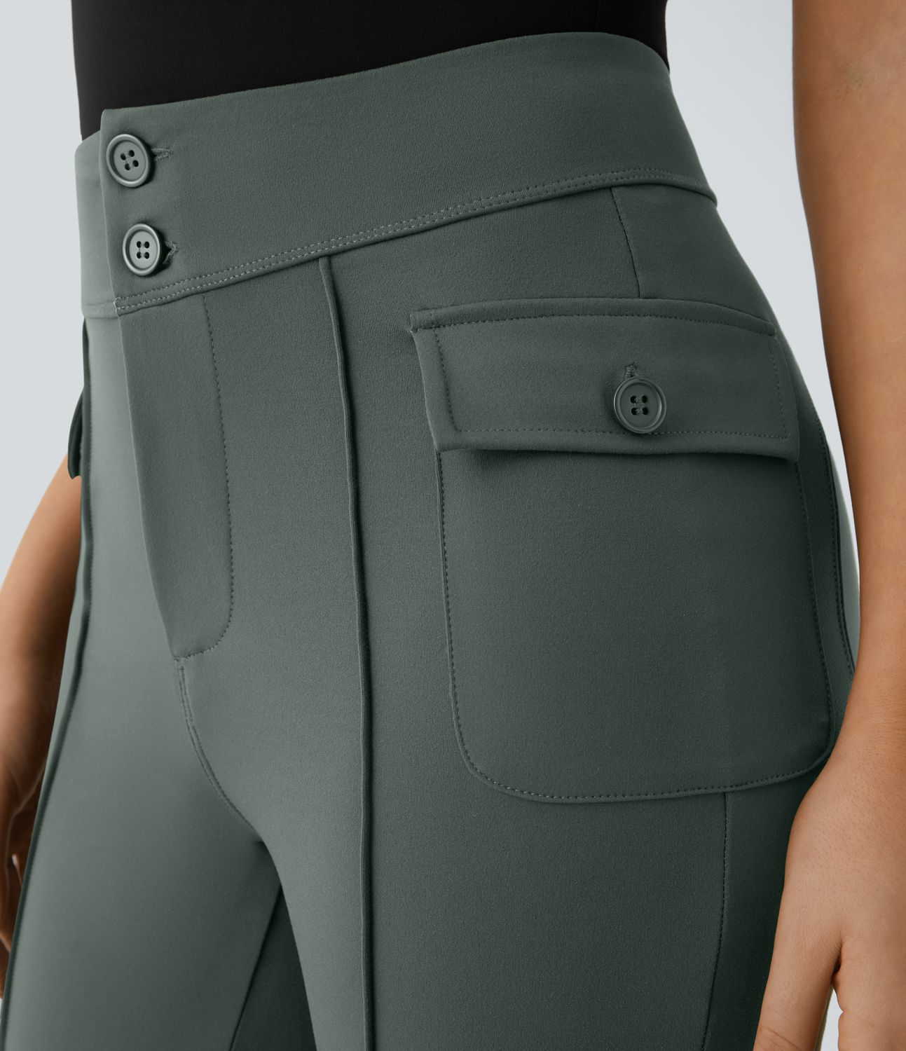 Pantalón cargo acampanado bolsillo solapa lateral botón tiro alto