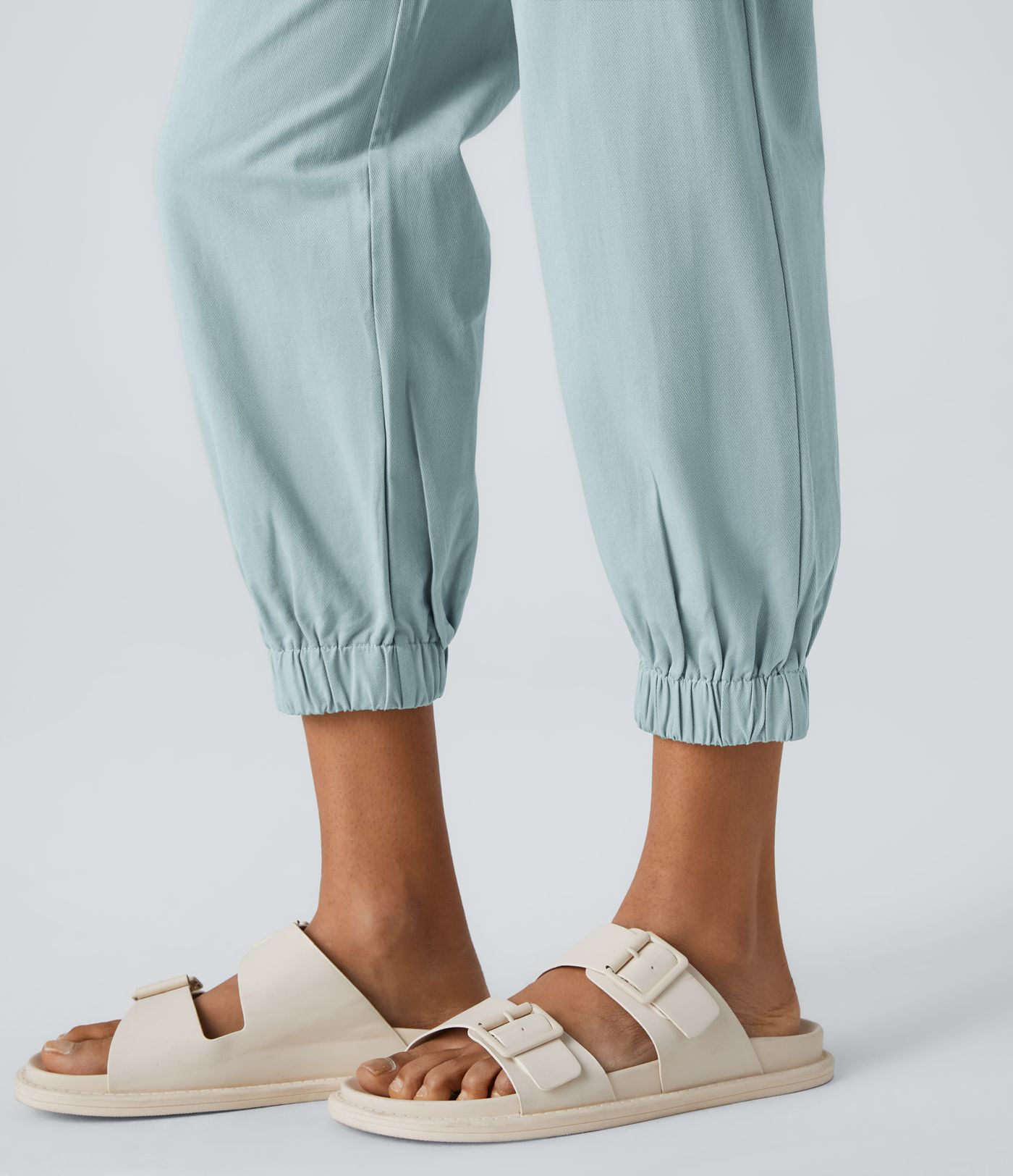 Keskikorkeat puuvillaiset rennot joggerit vetoketjutaskulla