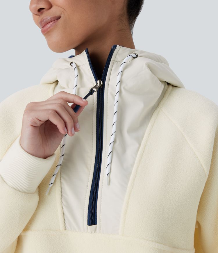 Veste de randonnée en polaire bicolore à capuche, demi-zip et poches latérales