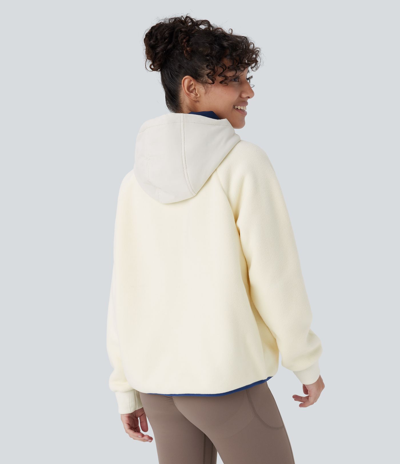 Veste de randonnée en polaire bicolore à capuche, demi-zip et poches latérales