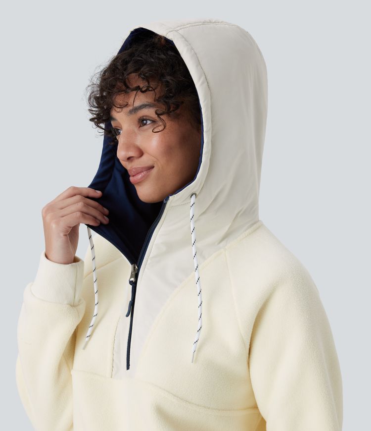 Veste de randonnée en polaire bicolore à capuche, demi-zip et poches latérales