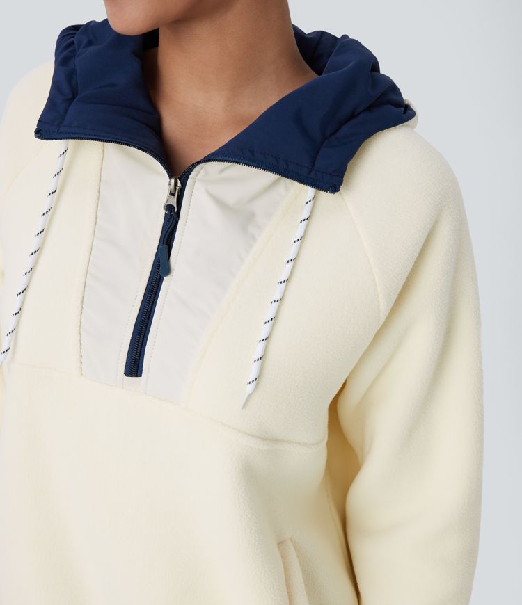 Veste de randonnée en polaire bicolore à capuche, demi-zip et poches latérales