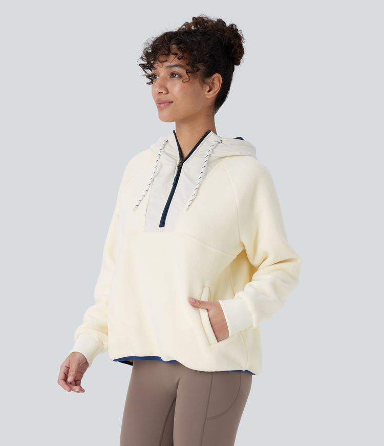 Veste de randonnée en polaire bicolore à capuche, demi-zip et poches latérales