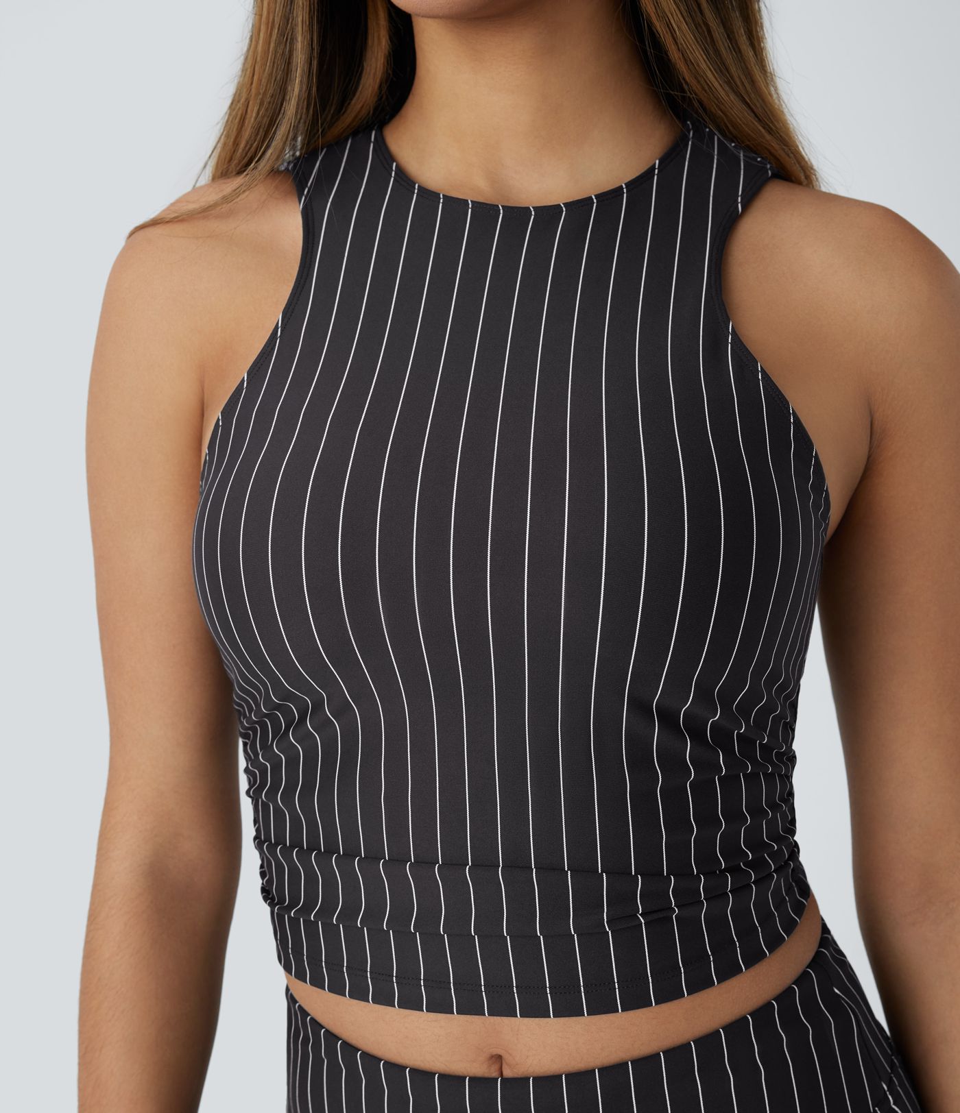 Haut de sport court et froncé à rayures et à effet cool touch pour le yoga