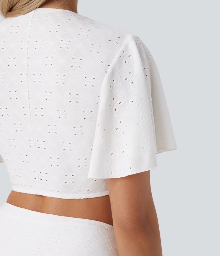 Top corto cuello V lazo delantera manga corta bordado ojal