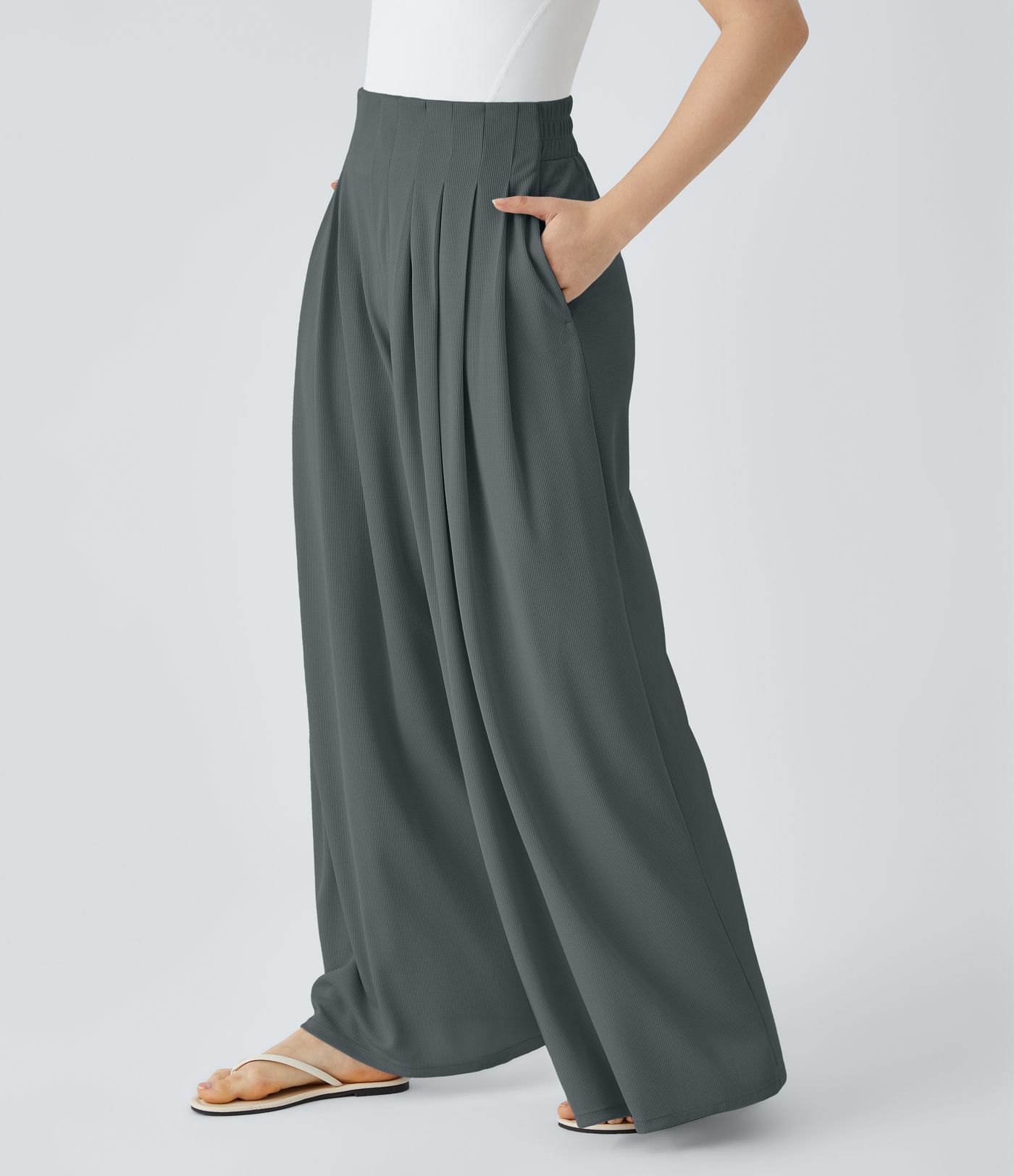 Fließende Palazzo-Hose mit hohem Bund, Seitentaschen, Waffelstruktur und weitem Bein