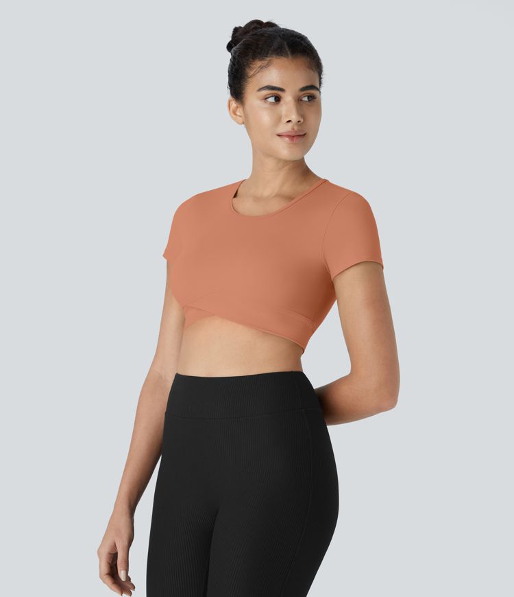 Softlyzero™ Plush Kurz geschnittenes Sportoberteil mit Crossover-Saum Softlyzero™ Plush Kurz geschnittenes Sportoberteil mit Crossover-Saum