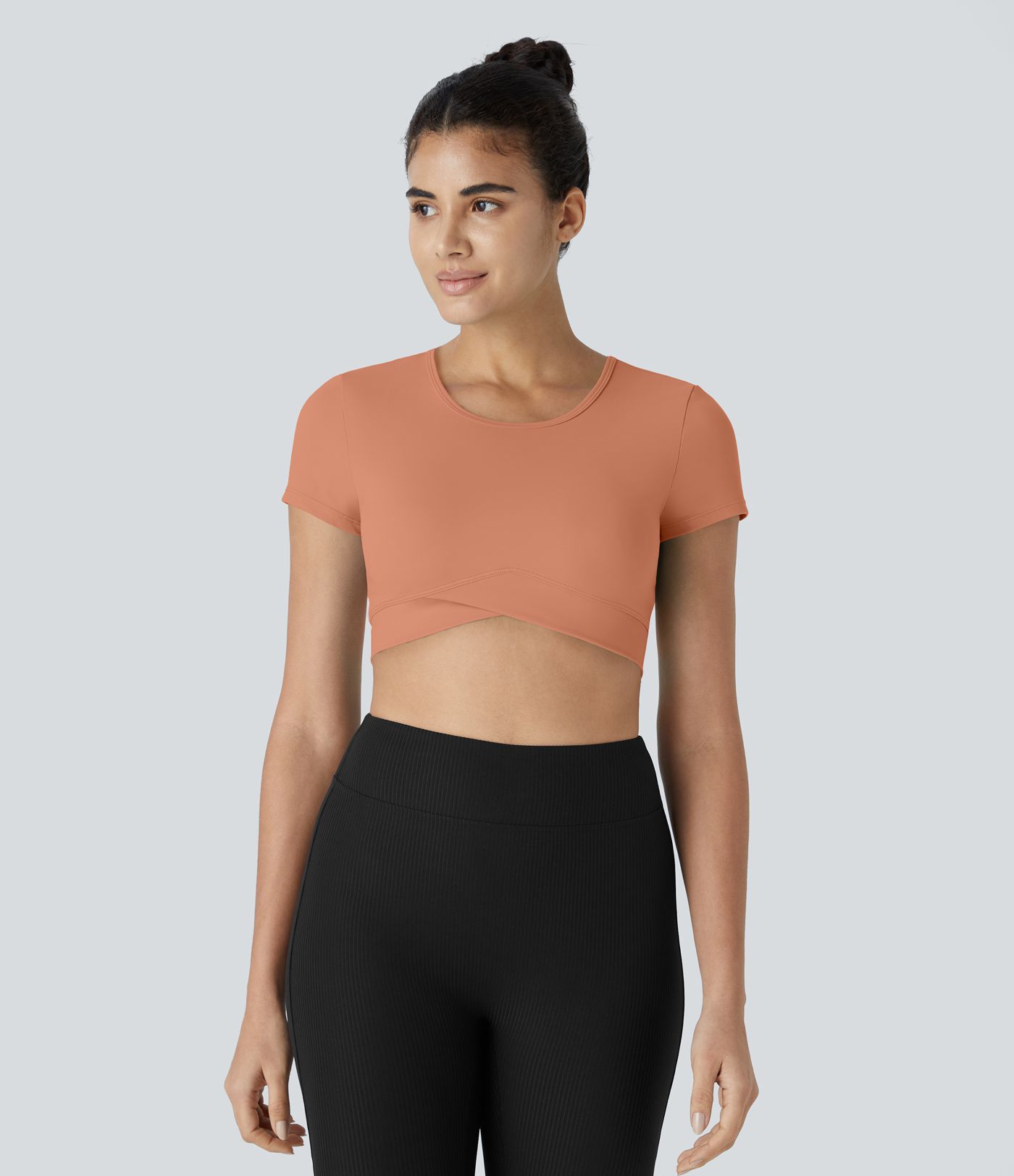 Softlyzero™ Plush Kurz geschnittenes Sportoberteil mit Crossover-Saum Softlyzero™ Plush Kurz geschnittenes Sportoberteil mit Crossover-Saum