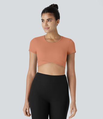 Softlyzero™ Plush Kurz geschnittenes Sportoberteil mit Crossover-Saum Softlyzero™ Plush Kurz geschnittenes Sportoberteil mit Crossover-Saum