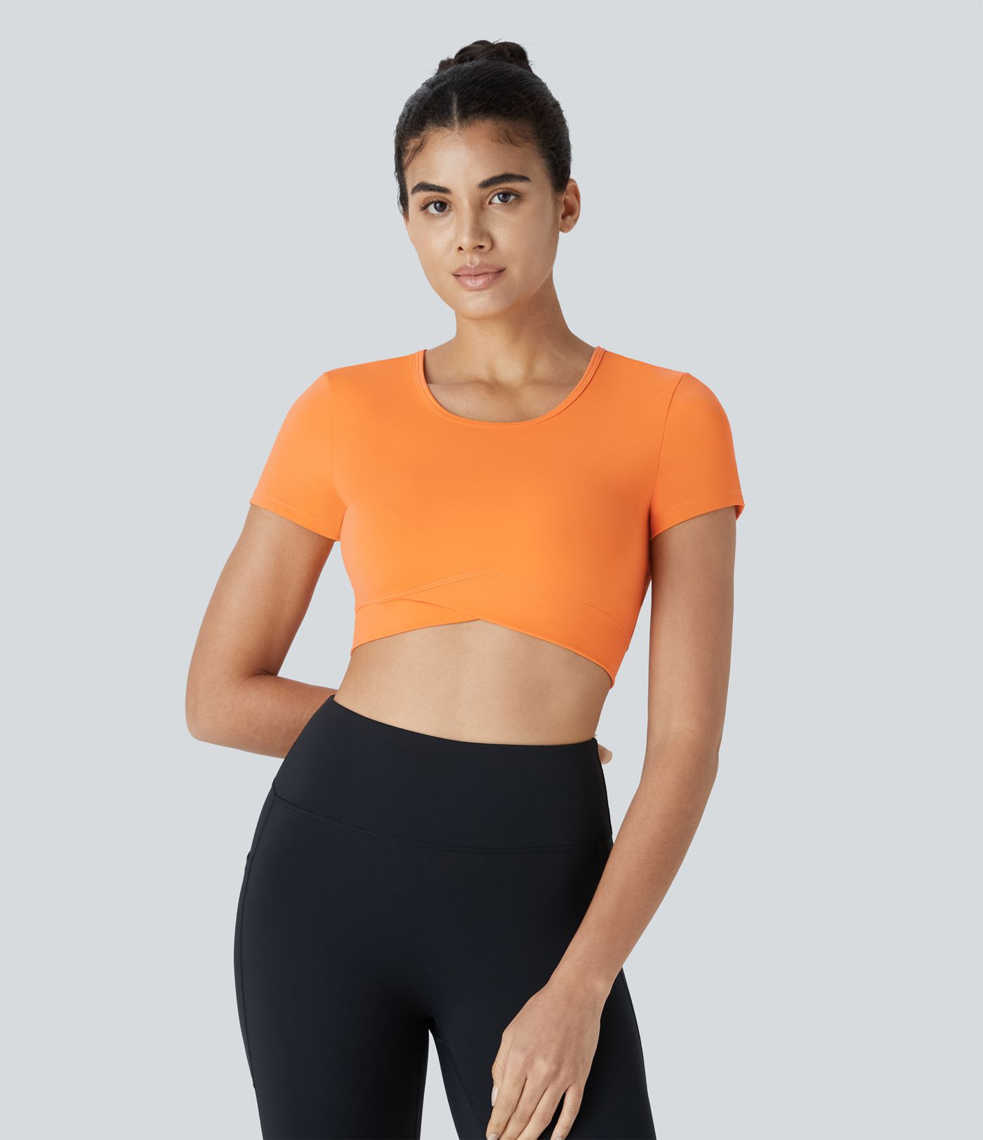 Softlyzero™ Plush Kurz geschnittenes Sportoberteil mit Crossover-Saum