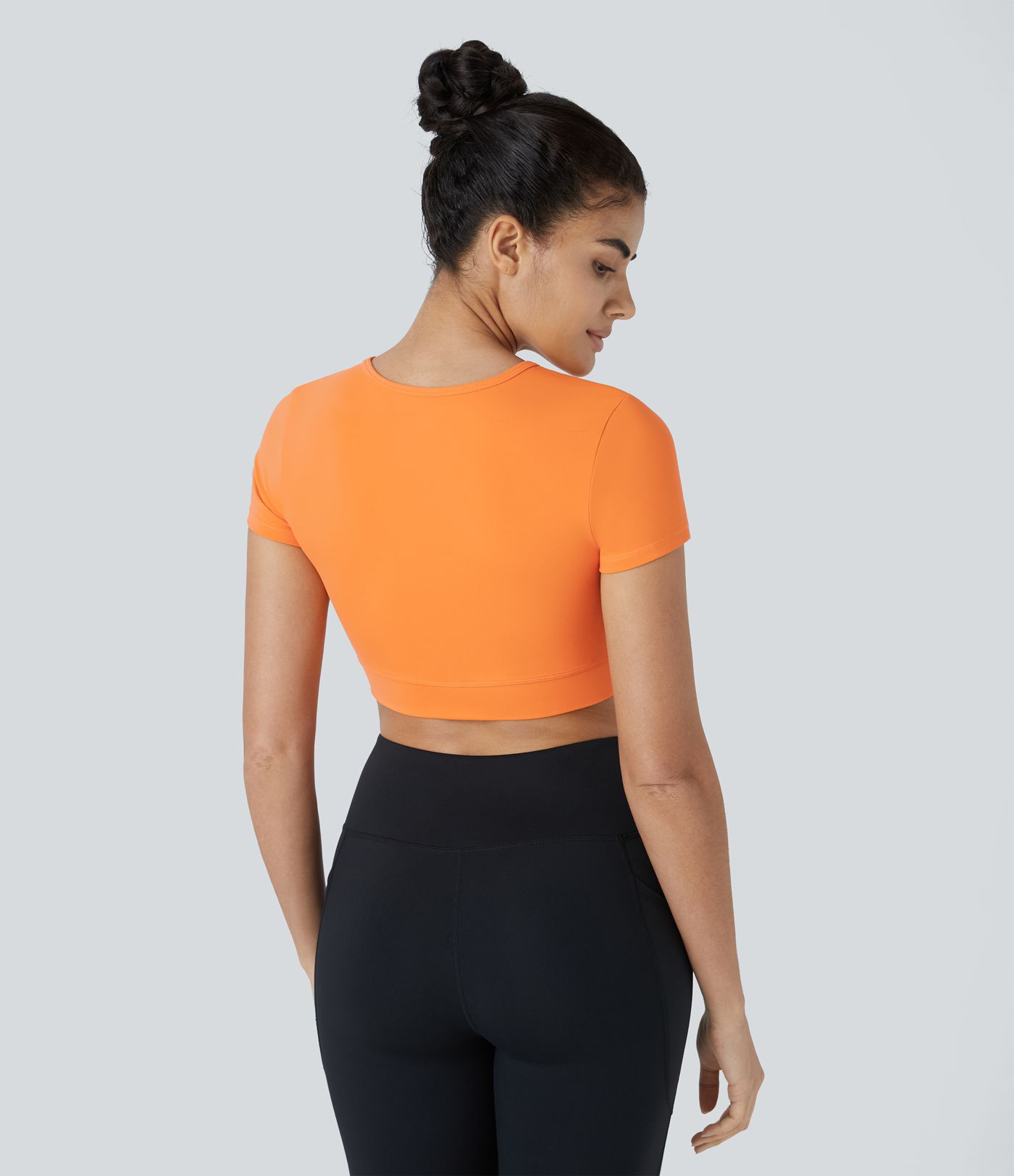 Softlyzero™ Plush Kurz geschnittenes Sportoberteil mit Crossover-Saum