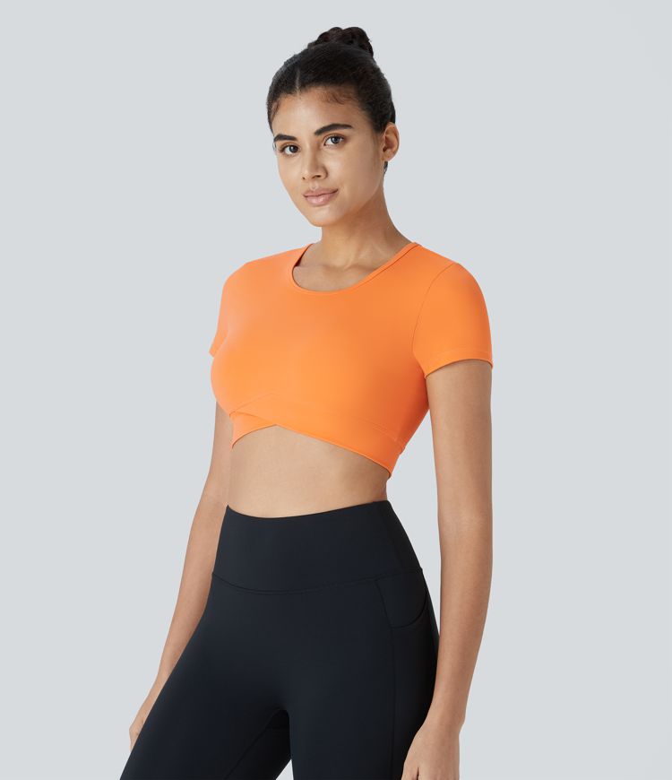 Softlyzero™ Plush Kurz geschnittenes Sportoberteil mit Crossover-Saum