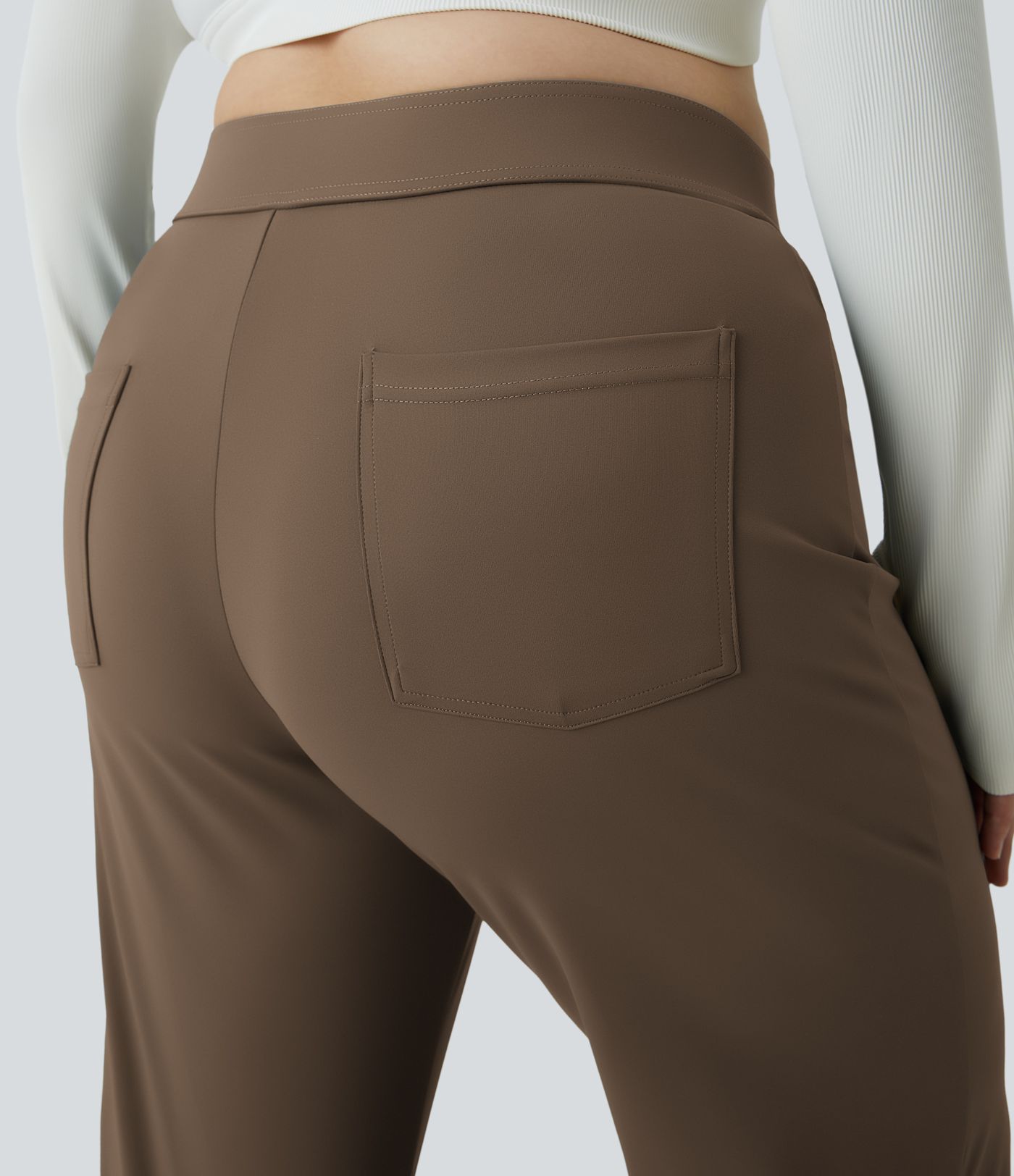 Pantalón tiro alto botón múltiple bolsillo pierna recta talla grande