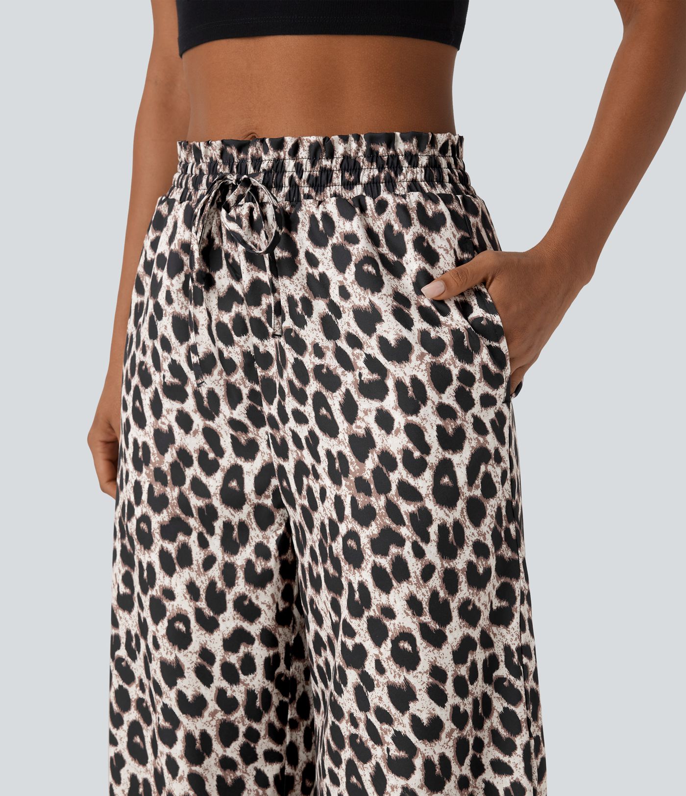 Freizeithose mit hohem Bund, Seitentaschen, Kordelzug, Leopardenmuster und weitem Bein