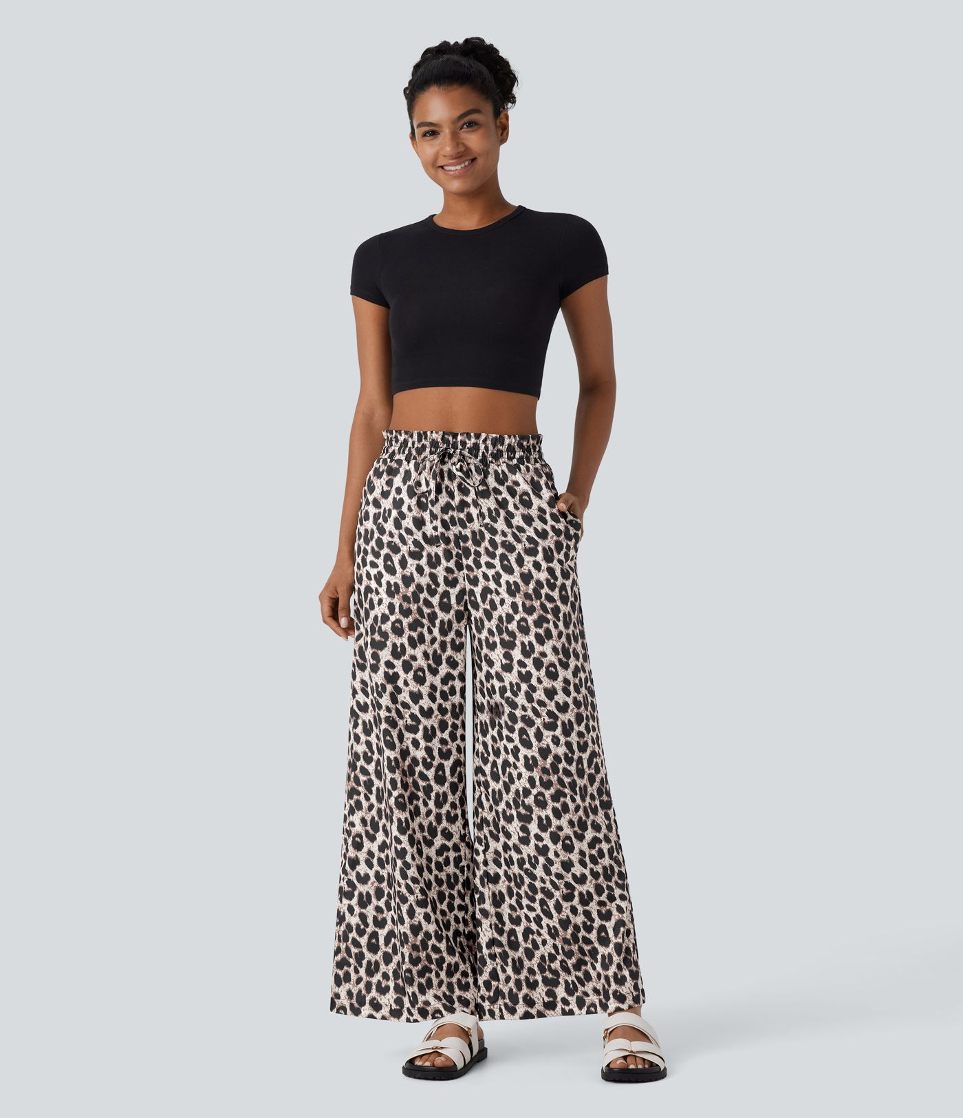 Freizeithose mit hohem Bund, Seitentaschen, Kordelzug, Leopardenmuster und weitem Bein