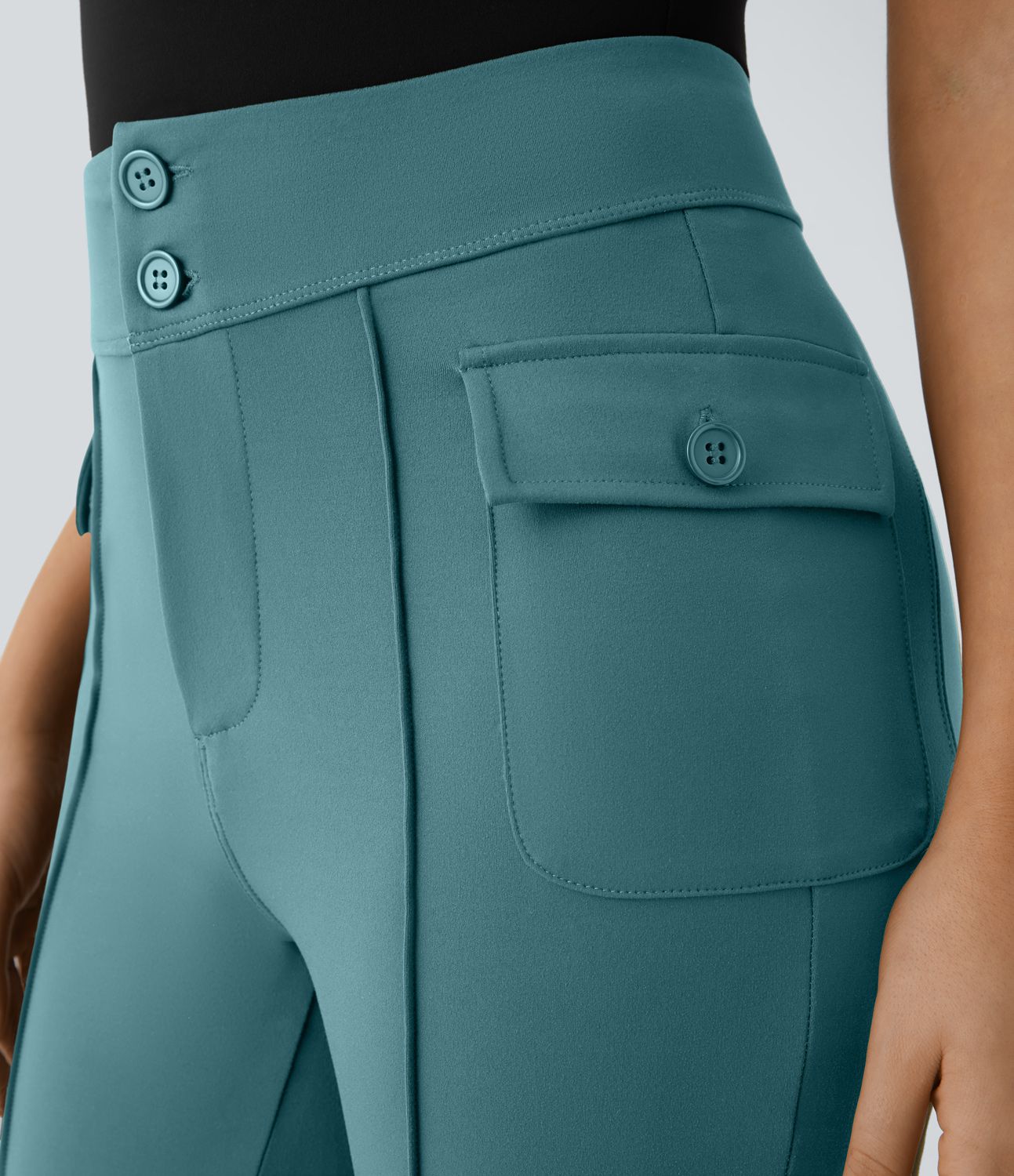 Pantalón cargo acampanado bolsillo solapa lateral botón tiro alto