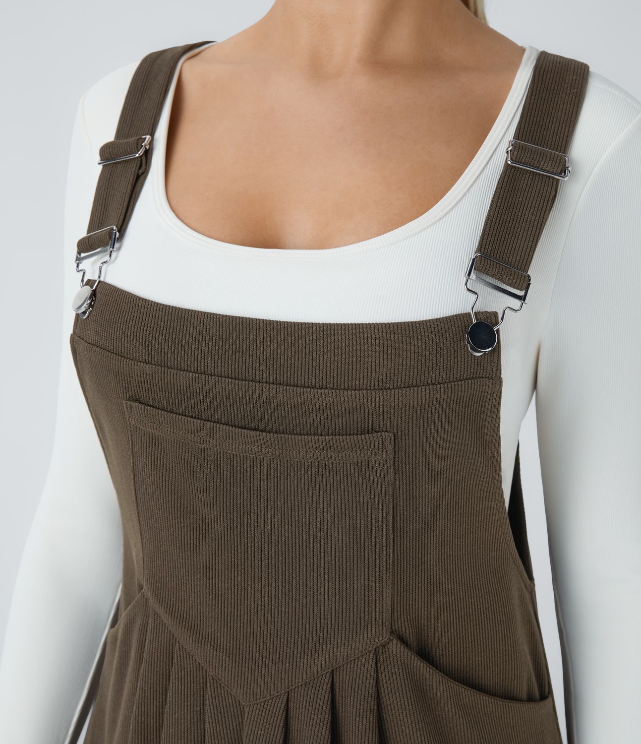 Ribbed bib Adjustable straps Multiple pockets Pleated casual overall