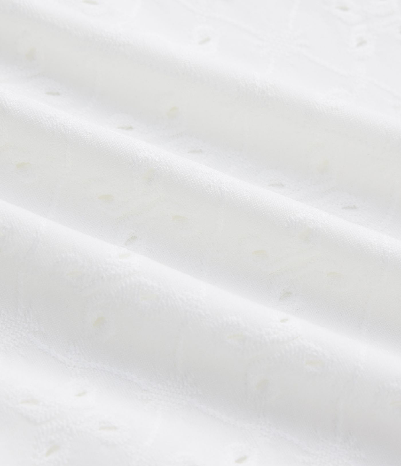 Haut court de plage avec col en V, manches courtes, lien devant et broderie anglaise