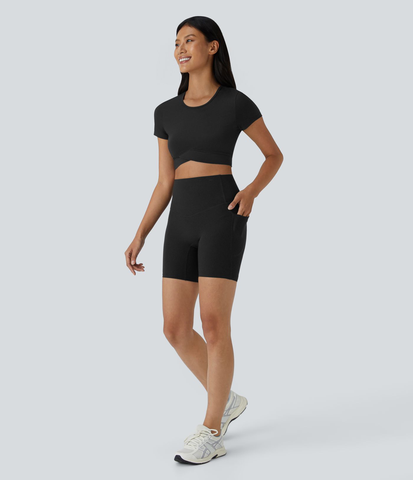 Top sportivo corto SoftlyZero™ con bordo incrociato