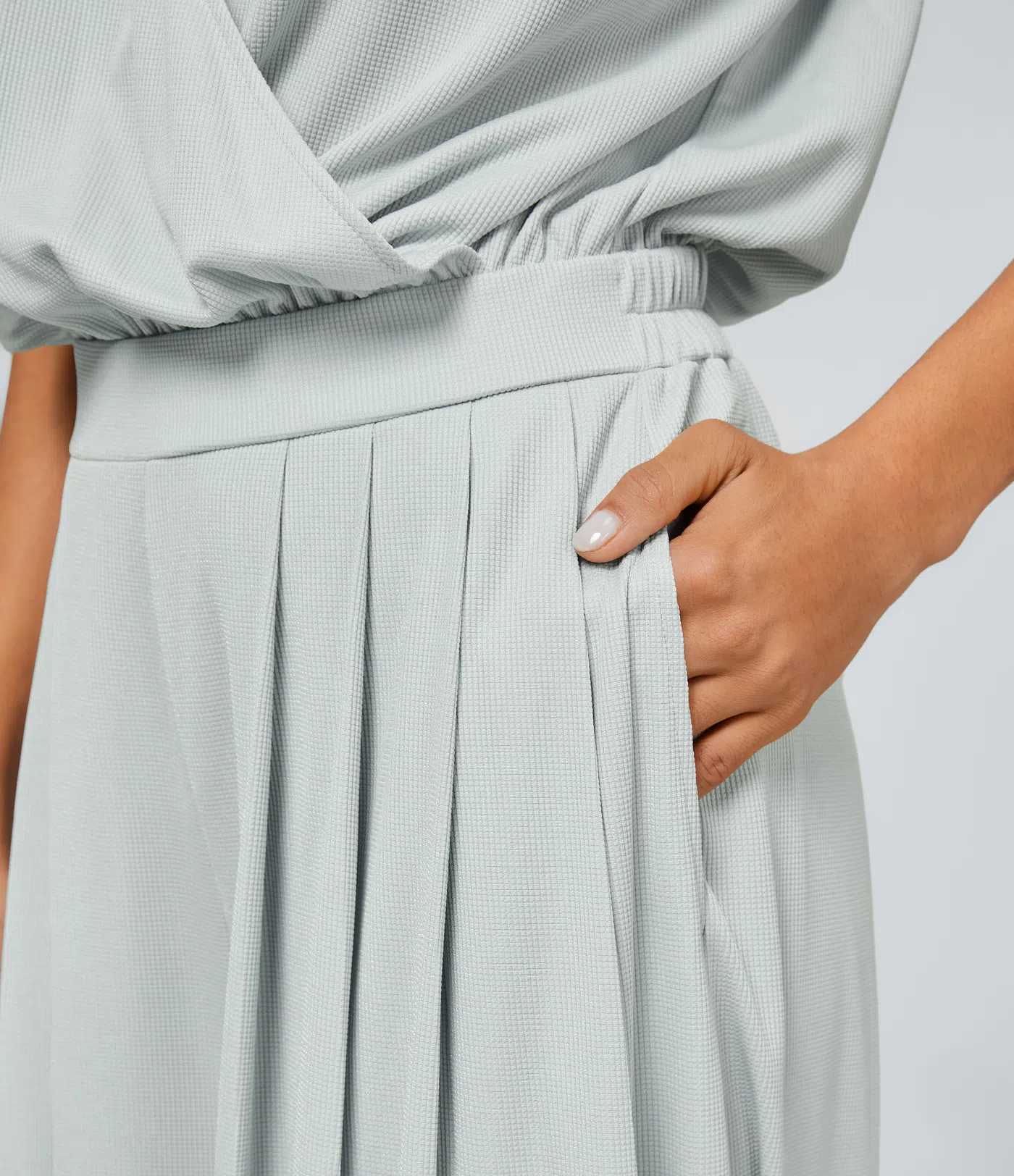 Jumpsuit mit V-Ausschnitt, kurzen Ärmeln, plissierten Seitentaschen und weitem Bein, fließendem Waffelmuster