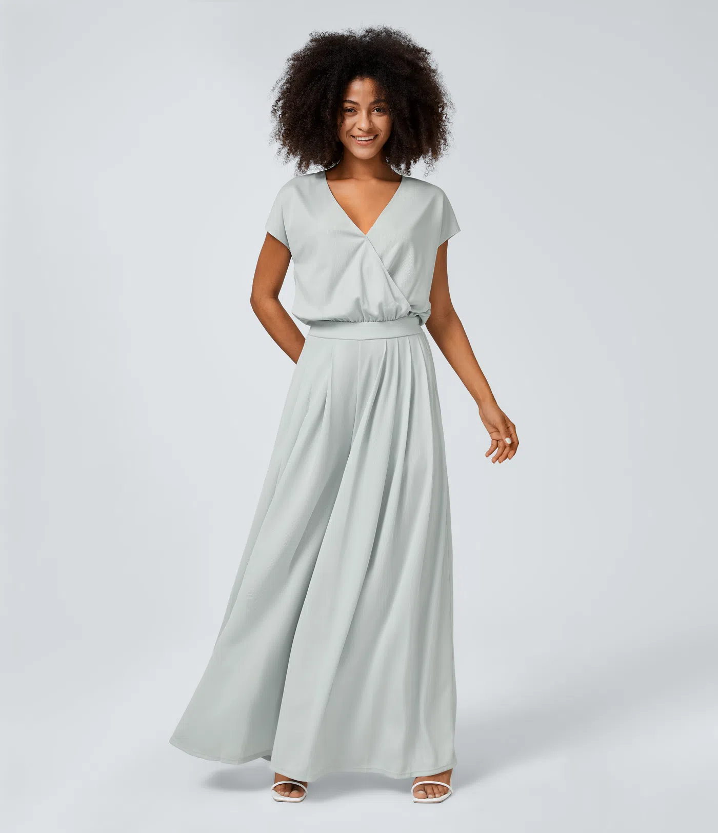 Jumpsuit mit V-Ausschnitt, kurzen Ärmeln, plissierten Seitentaschen und weitem Bein, fließendem Waffelmuster