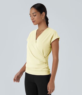 V-hals werkblouse met korte mouwen, overslag, gerimpeld, effen