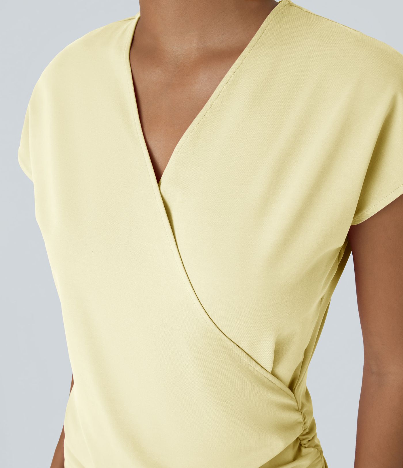 V-hals werkblouse met korte mouwen, overslag, gerimpeld, effen