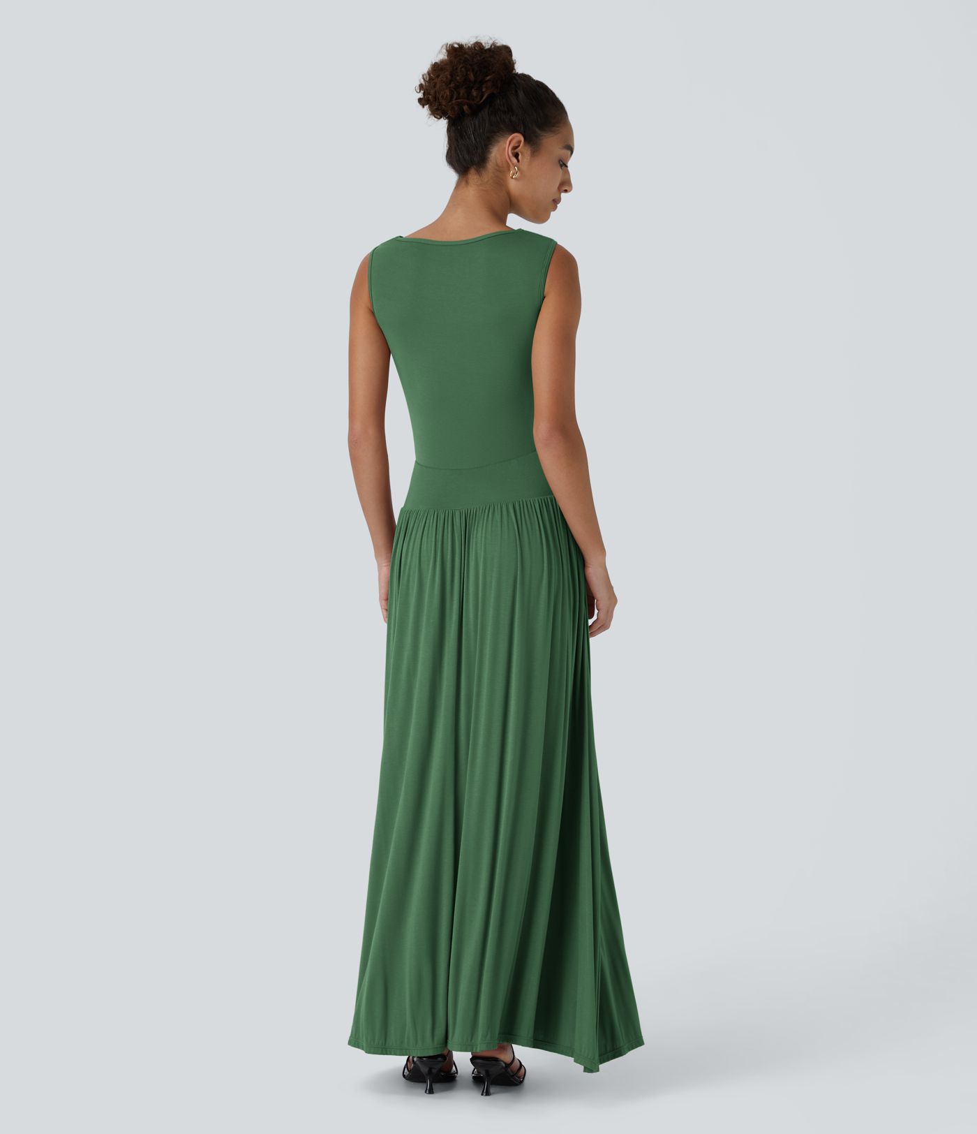 Robe longue décontractée à encolure bateau, bretelles asymétriques, côtés froncés et poches