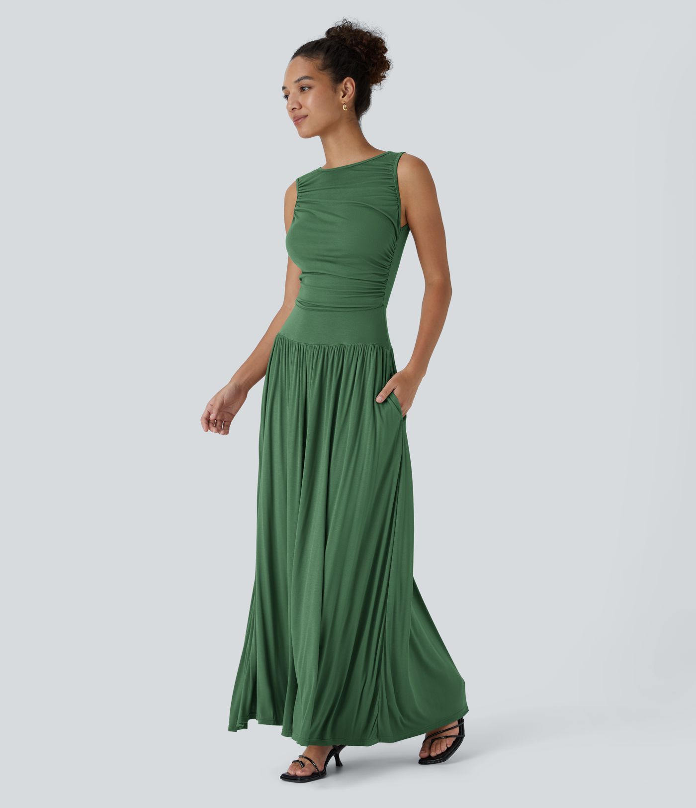 Robe longue décontractée à encolure bateau, bretelles asymétriques, côtés froncés et poches