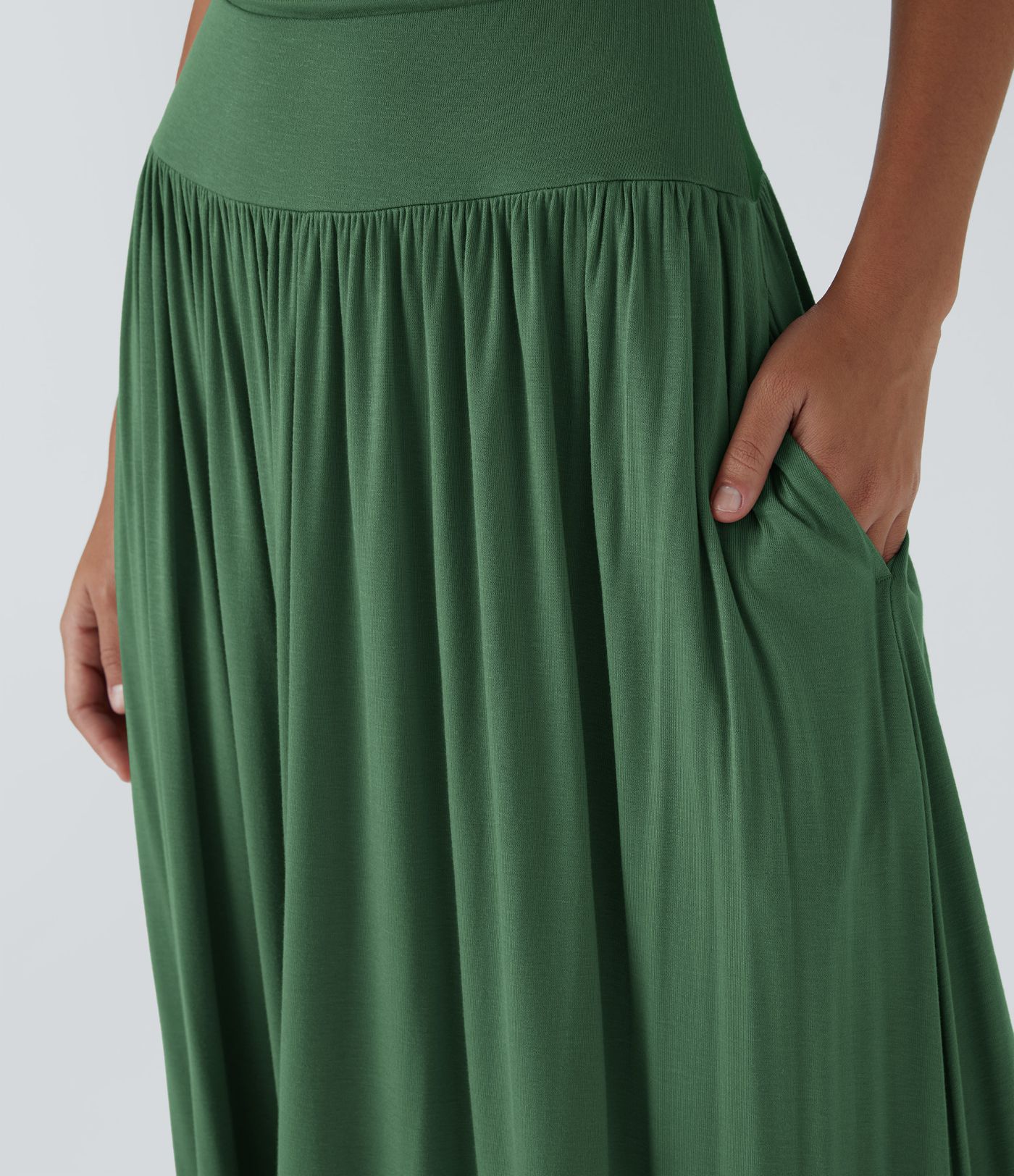 Robe longue décontractée à encolure bateau, bretelles asymétriques, côtés froncés et poches