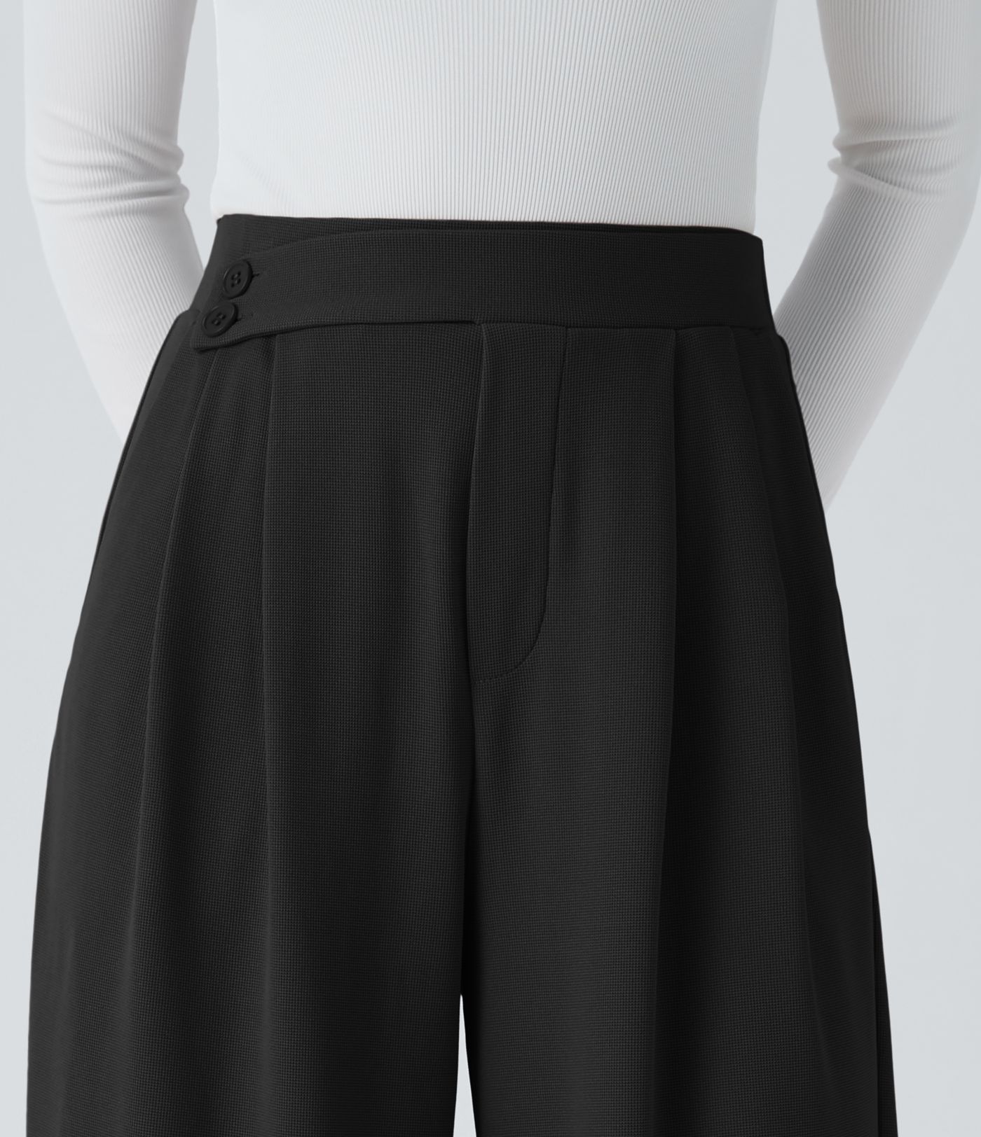 Pantalón tiro alto botón bolsillo lateral plisado pierna ancha