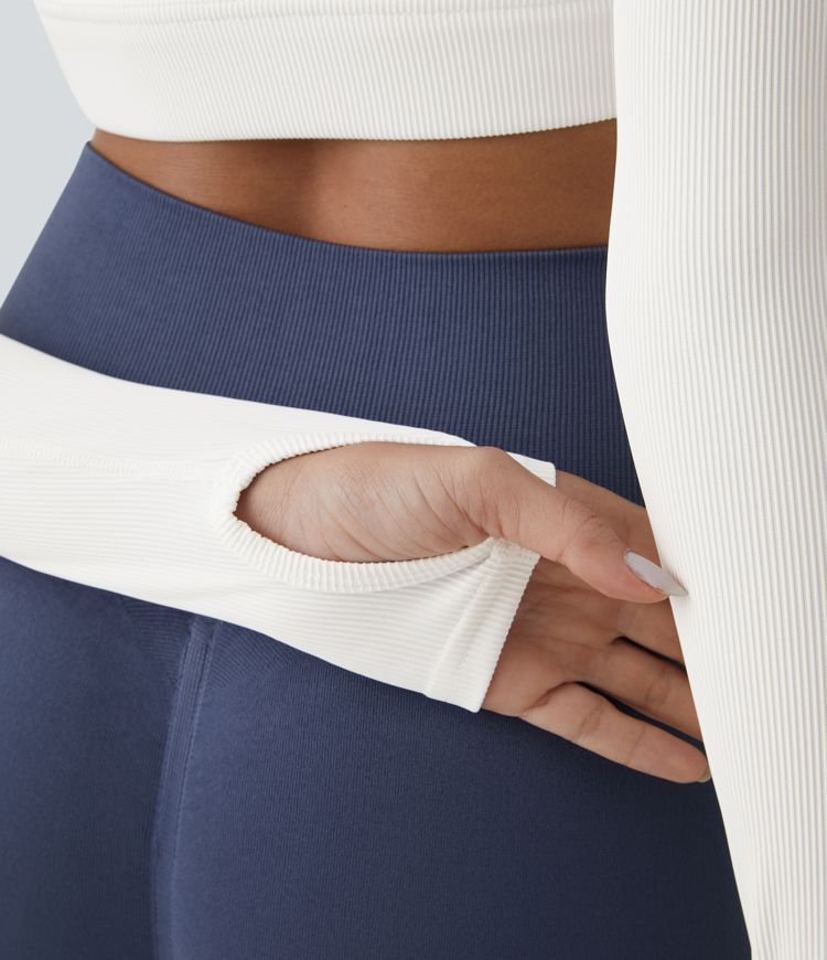 Top deportivo abierto con agujeros para el pulgar y cuello tipo halter