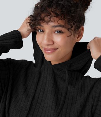 Lässiges Sweatshirt aus geripptem Strick mit Kapuze Lässiges Sweatshirt aus geripptem Strick mit Kapuze