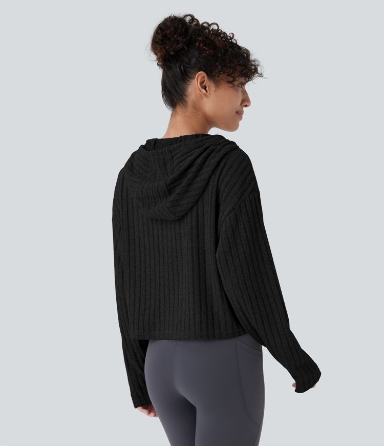 Lässiges Sweatshirt aus geripptem Strick mit Kapuze Lässiges Sweatshirt aus geripptem Strick mit Kapuze