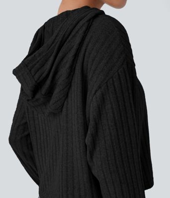 Lässiges Sweatshirt aus geripptem Strick mit Kapuze Lässiges Sweatshirt aus geripptem Strick mit Kapuze