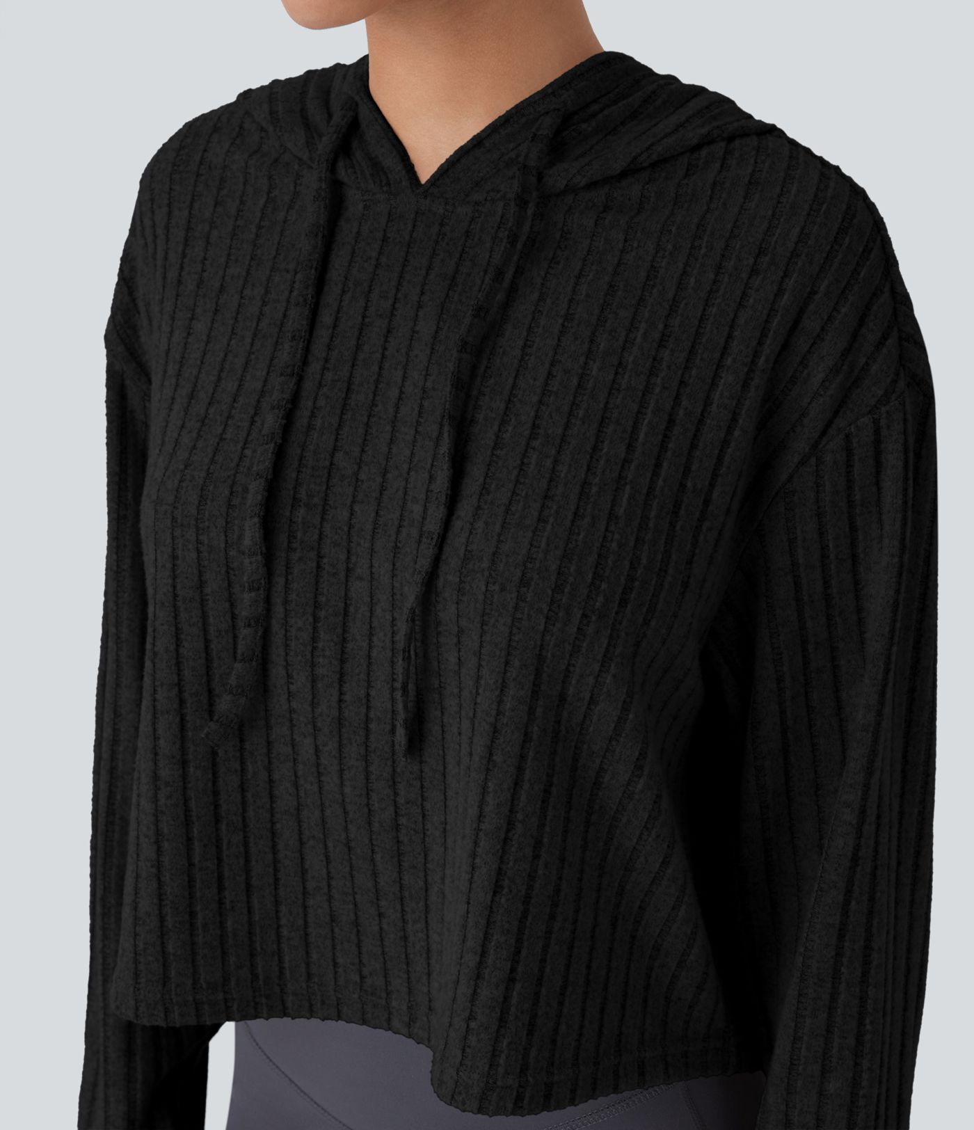 Lässiges Sweatshirt aus geripptem Strick mit Kapuze Lässiges Sweatshirt aus geripptem Strick mit Kapuze