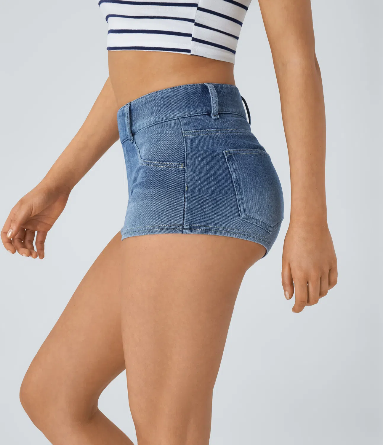 Halara Flex™Jeansshorts aus dehnbarem Denim mit mittelhohem Bund und Seitentasche auf der Rückseite