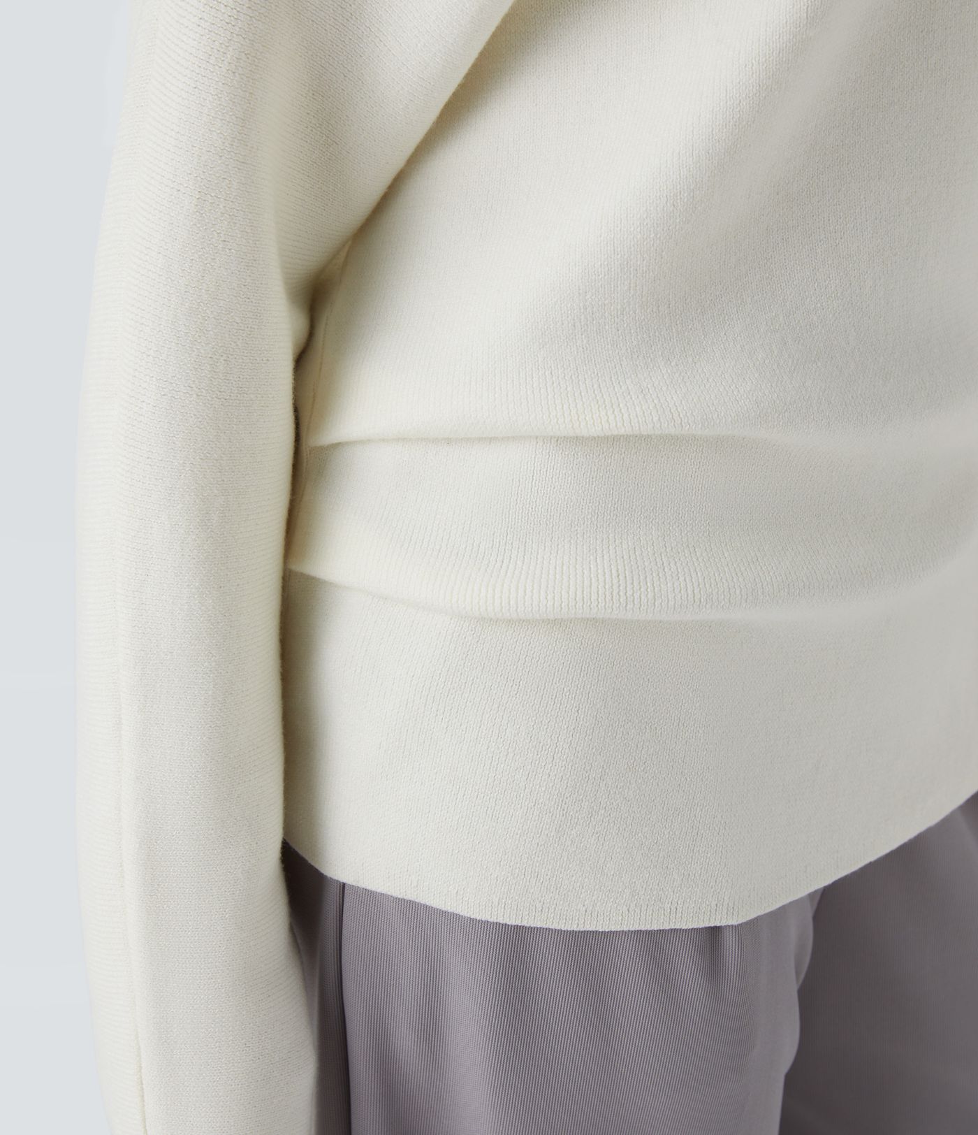 Suéter oficina dividido manga larga sin hombro