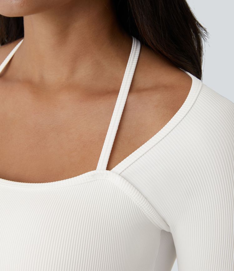 Top deportivo abierto con agujeros para el pulgar y cuello tipo halter