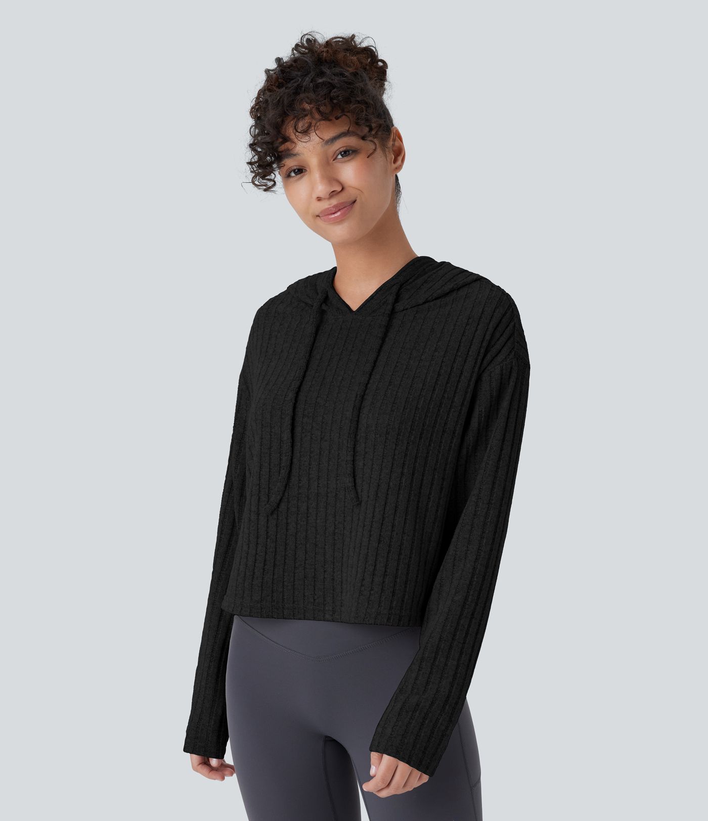 Lässiges Sweatshirt aus geripptem Strick mit Kapuze Lässiges Sweatshirt aus geripptem Strick mit Kapuze