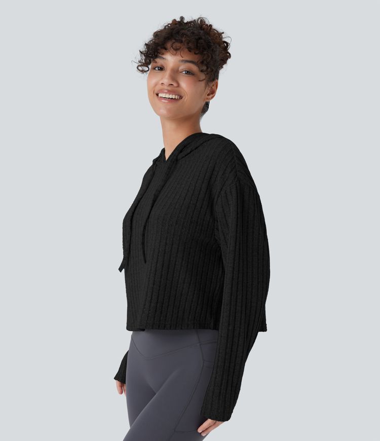 Lässiges Sweatshirt aus geripptem Strick mit Kapuze Lässiges Sweatshirt aus geripptem Strick mit Kapuze