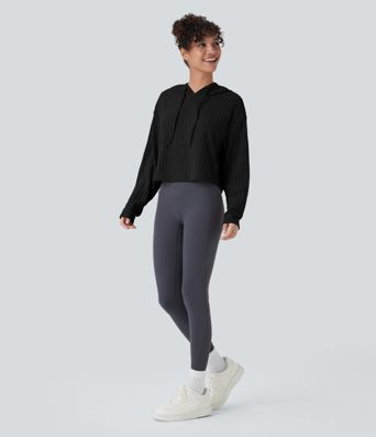 Lässiges Sweatshirt aus geripptem Strick mit Kapuze Lässiges Sweatshirt aus geripptem Strick mit Kapuze