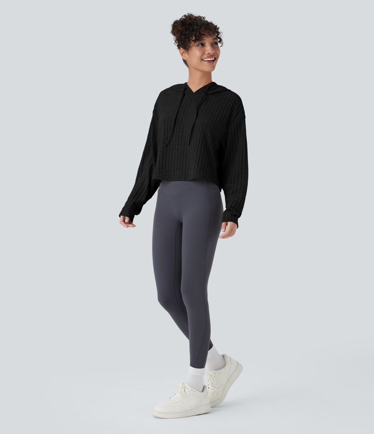 Lässiges Sweatshirt aus geripptem Strick mit Kapuze Lässiges Sweatshirt aus geripptem Strick mit Kapuze