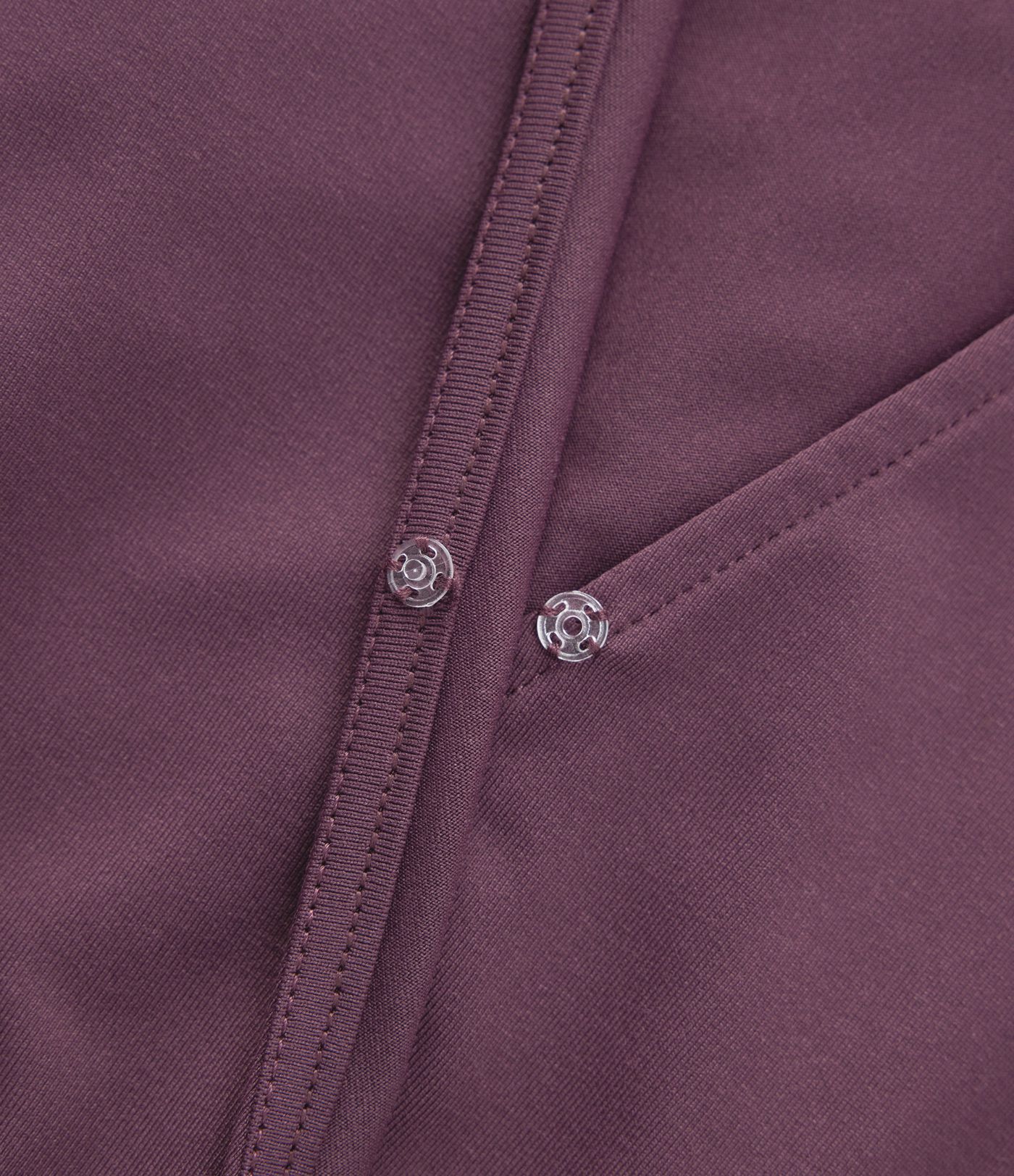 Fließendes, drapiertes Urlaubs-Midikleid mit V-Ausschnitt, kurzen Ärmeln und Schlitz