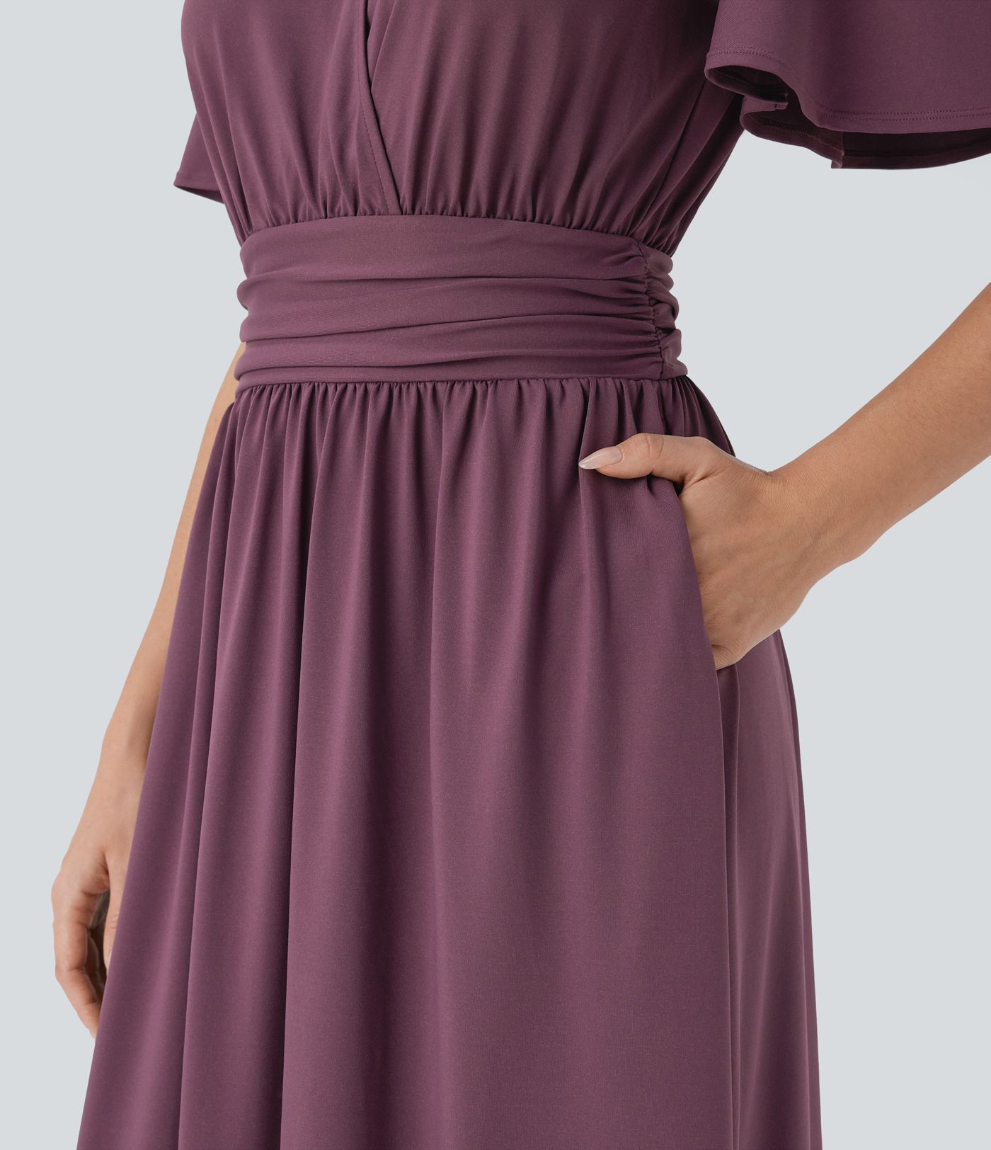 Fließendes, drapiertes Urlaubs-Midikleid mit V-Ausschnitt, kurzen Ärmeln und Schlitz