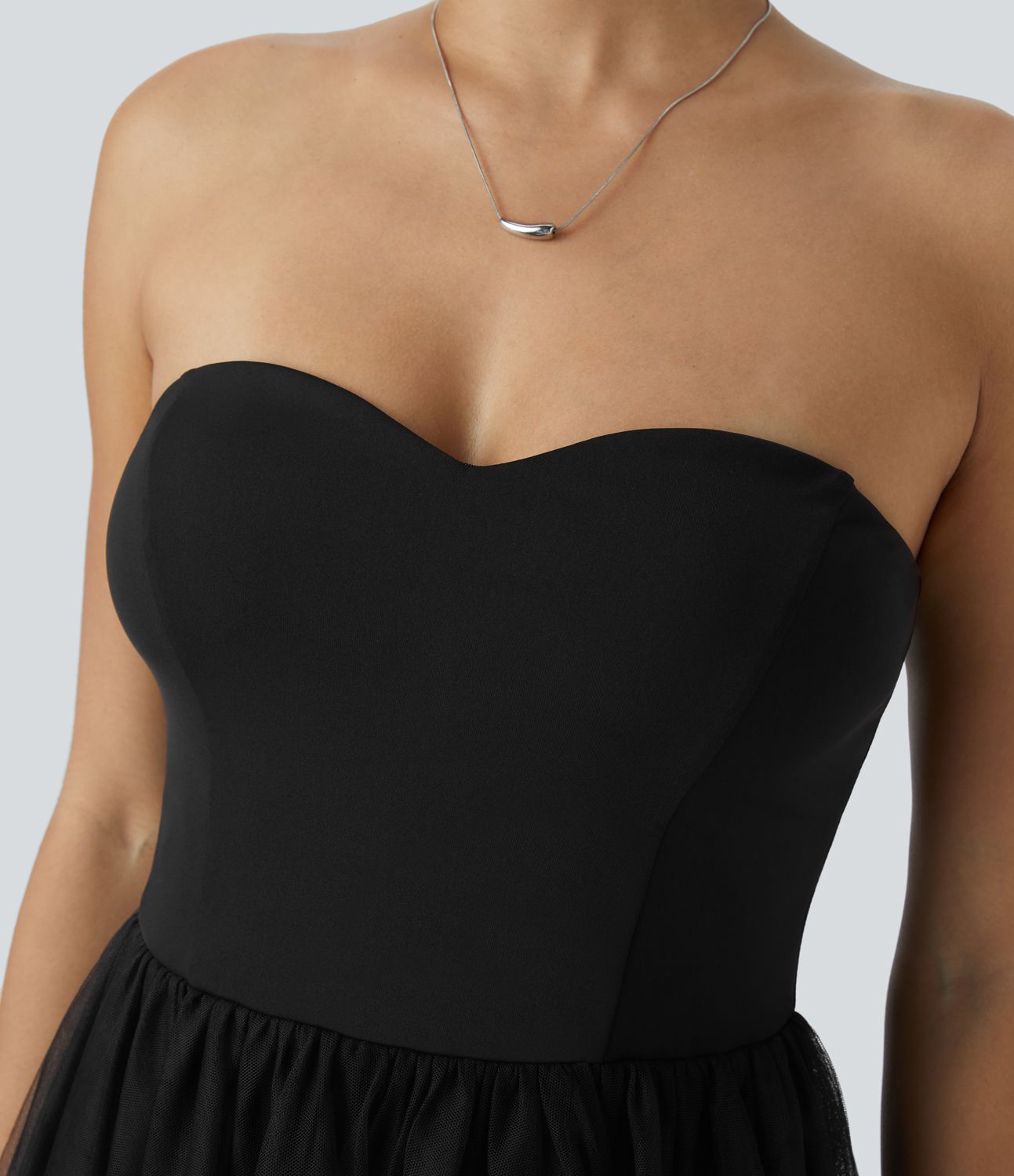 Rückenfreies, gestuftes Mini-Partykleid aus kontrastierendem Netzstoff