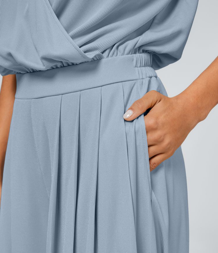 Jumpsuit mit V-Ausschnitt, kurzen Ärmeln, plissierten Seitentaschen und weitem Bein, fließendem Waffelmuster
